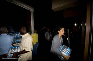 Santo Domingo- Haiti: Centro Bonó, recibiendo donaciones en la noche del 14/1/10 y Centro Poveda, Reunión del 15/1/10 - Foto de Lorena Espinoza