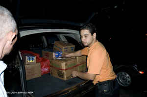 Santo Domingo- Haiti: Centro Bonó, recibiendo donaciones en la noche del 14/1/10 y Centro Poveda, Reunión del 15/1/10 - Foto de Lorena Espinoza